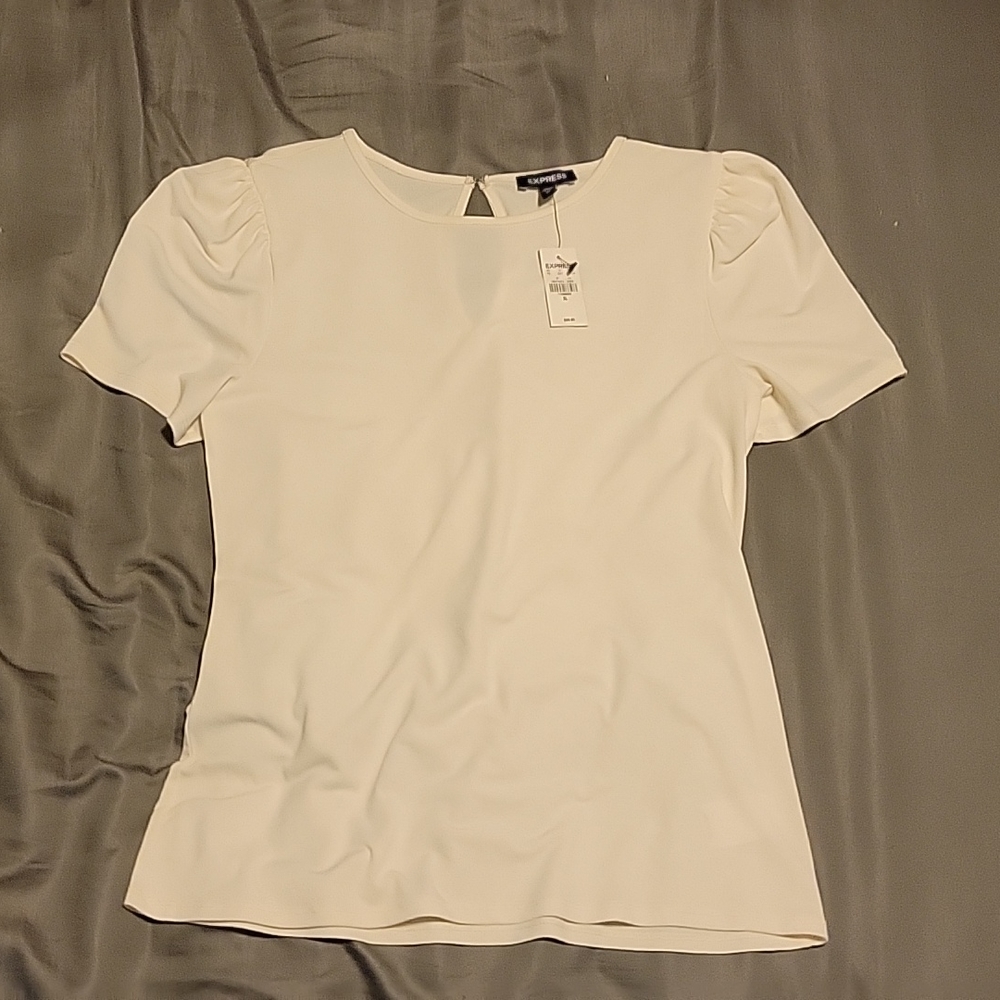 White Expres blouse with button in the back. Short sleeve
